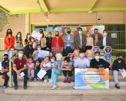 Foto de familia de los responsables políticos y el alumnado del Centro