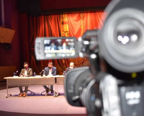 Un momento de la presentación de la Revista Feria Cultural visto desde el visor de una cámara