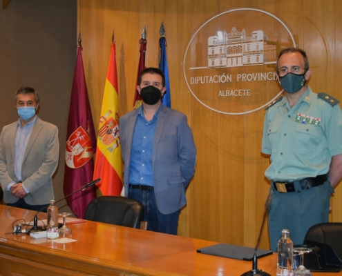 Foto de archivo del presidente de la Diputación, el Subdelegado del Gobierno y el Teniente Coronel Jefe de la Comandancia de la GC en Albacete du ...