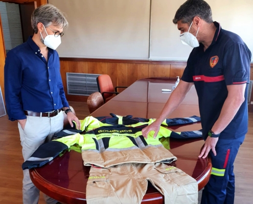 El diputado y el jede del SEPEI supervisan los nuevos trajes bomberos de la Diputación de Albacete