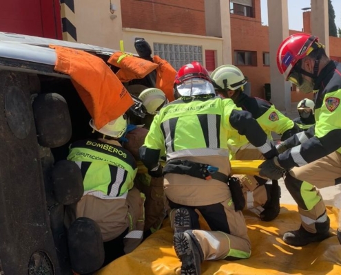 Imagen durante una práctica de los bomberos del SEPEI de la Diputación de Albacete con los nuevos trajes