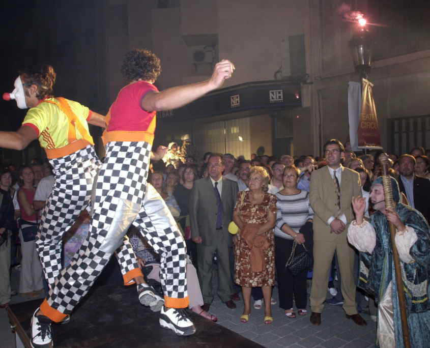 Circo en la calle con motivo de la inauguración del Teatro Circo, septiembre 2002