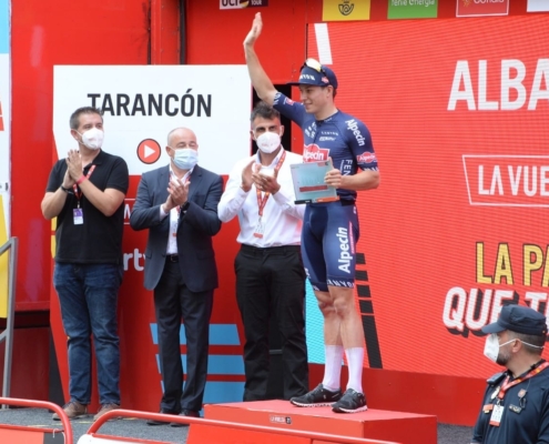 El presidente de la Diputación, Santi Cabañero, en el podium junto al alcalde de Albacete, Emilio Sáez, y el ganador de la 5ª etapa de La Vuel ...