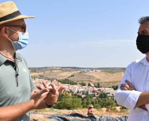 El presidente de la Diputación, Santi Cabañero, conversa con el historiador y arqueólogo Héctor Uroz durante su visita al yacimiento de Libiso ...