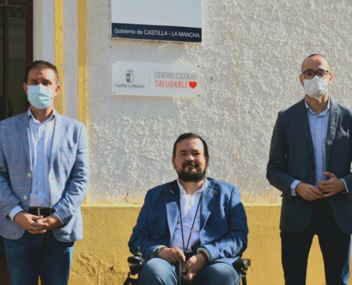 El presidente de la Diputación, junto a los vicepresidentes Fran Valera y Juan Ramón Amores a las puertas del Centro de Educación Infantil y Pr ...