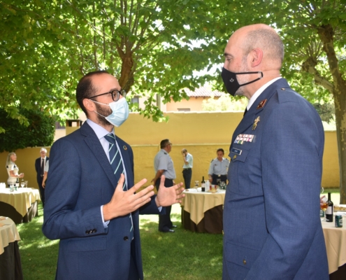 El vicepresidente de la Diputación, Fran Valera, departe con el nuevo coronel jefe de la Base Aérea y del ALA-14