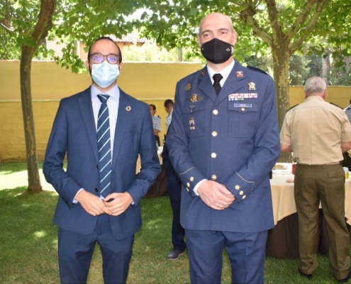 El vicepresidente de la Diputación, Fran Valera, junto al nuevo coronel jefe de la Base Aérea y del ALA-14