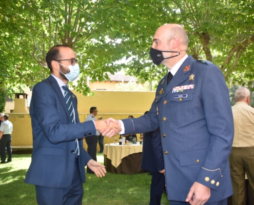 El vicepresidente de la Diputación, Fran Valera, saluda al nuevo coronel jefe de la Base Aérea y del ALA-14