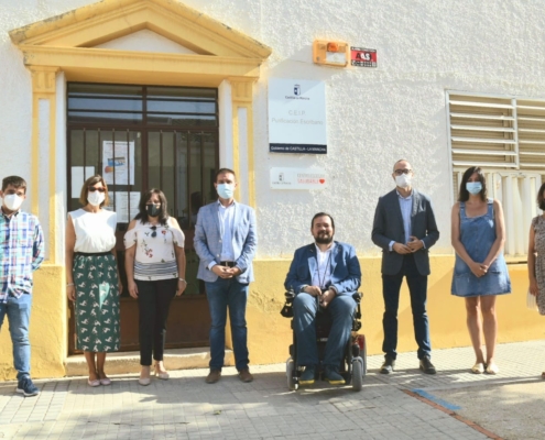 Foto de familia de la visita al Centro de Educación Infantil y Primaria Purificación Escribano de La Roda