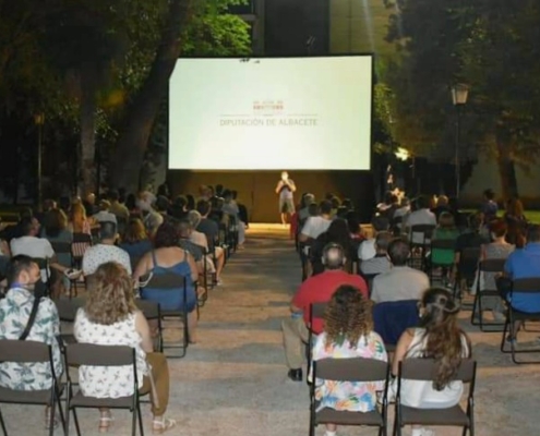 Imagen del Ciclo de Cine de Verano 2021 en los Jardines del Chalet Fontecha de Albacete