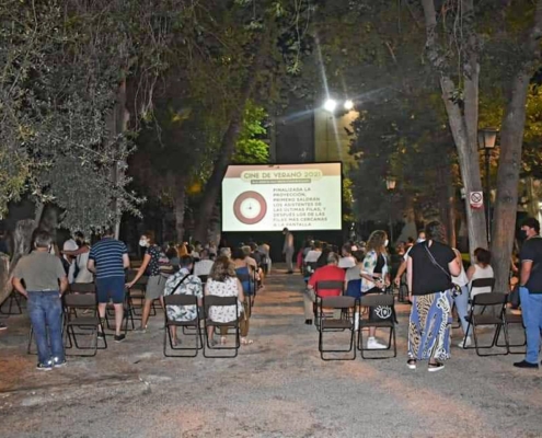 Imagen del Ciclo de Cine de Verano 2021 en los Jardines del Chalet Fontecha de Albacete