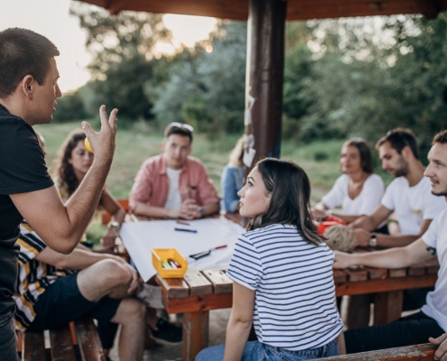 Jóvenes durante una reunión de trabajo