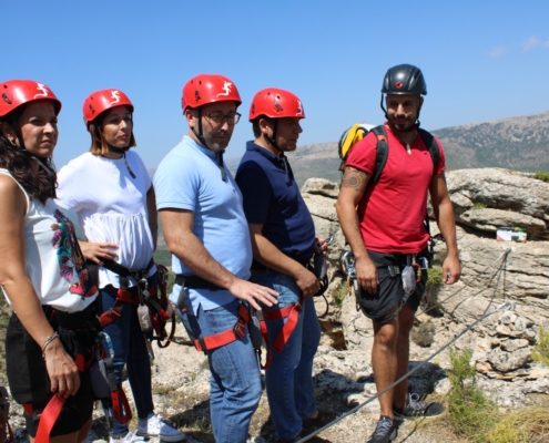 La diputada provincial de Turismo, Raquel Ruiz, junto a otros representantes políticos en la inauguración de la Vía Ferrata Monte Ardal de Yeste