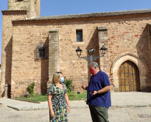 La vicepresidenta provincial, Amparo Torres, junto al primer edil de Villapalacios, José Ángel Rodríguez