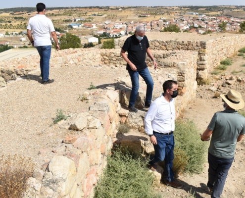 El presidente de la Diputación, Santi Cabañero, camina por el yacimiento de Libisosa (Lezuza) junto al historiador y arqueólogo Héctor Uroz, a ...