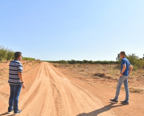 EL presidente de la Diputación supervisa el arreglo de caminos rurales en Cenizate junto al alcalde de la localidad