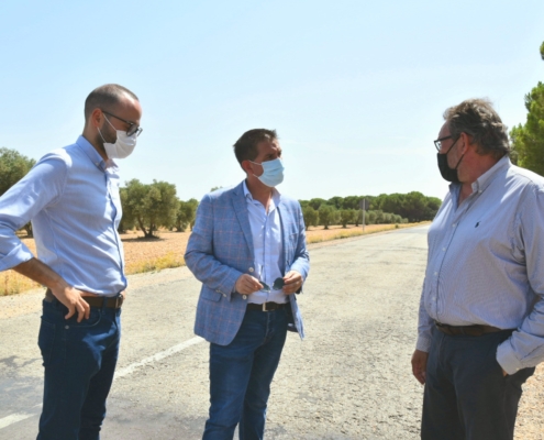 El presidente y el vicepresidente de la Diputación conversan con el alcalde de Fuensanta durante su visita a la AB100 que la Casa Provincial va a ...