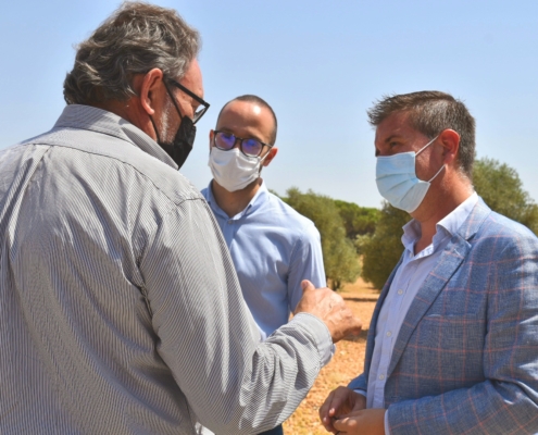 El presidente y el vicepresidente de la Diputación conversan con el alcalde de Fuensanta durante su visita a la AB100 que la Casa Provincial va a ...