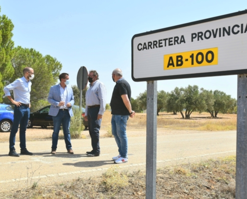 El presidente y el vicepresidente de la Diputación visitan la AB100 junto al alcalde de Fuensanta y parte de su equipo