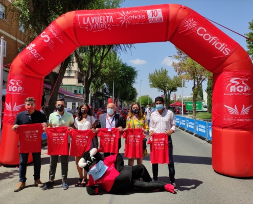 Imagen de los representantes institucionales en la meta en Albacete de la tercera etapa de la Vuelta Junior Cofidis