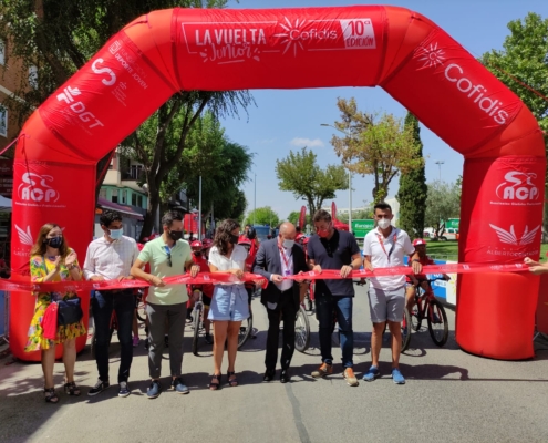 Imagen del corte de cinta en la salida en Albacete de la tercera etapa de la Vuelta Junior Cofidis