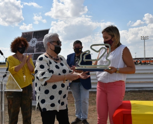 Amparo Torres entrega a la hija de Román Muñoz, Ana Mari Muñoz, una réplica del monolito colocado en la Curva Nº9