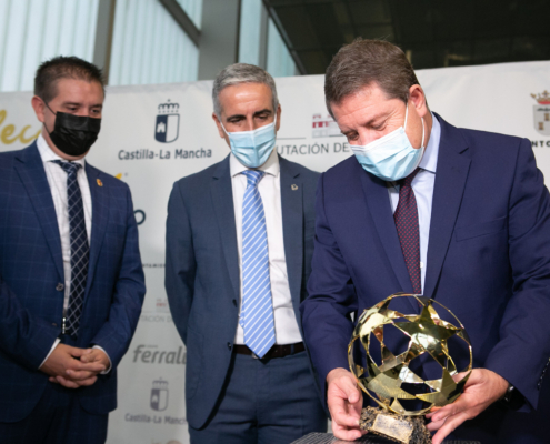 El presidente de C-LM, el presidente de la Diputación y el presidente de FECAM observan uno de los trofeos a entregar en los Premios del X Campeo ...