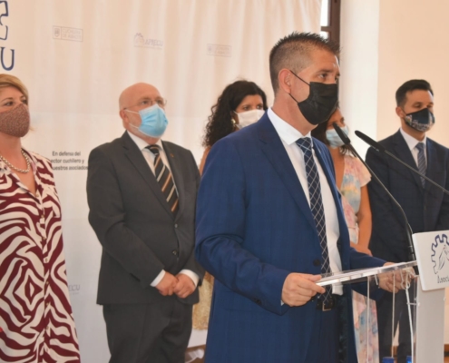 El presidente de la Diputación, Santi Cabañero, durante su intervención en la apertura del Salón de la Cuchillería en el Recinto Ferial