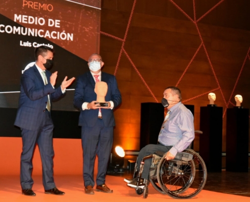 El presidente de la Diputación, Santi Cabañero, entrega el premio AMIAB Medios de Comunicación a Luis Castelo, junto a José Carlos Jurado