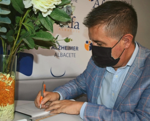 El presidente de la Diputación, Santi Cabañero, firmando en el libro de honor de AFA Albacete