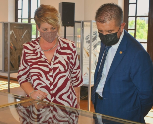 El presidente de la Diputación, Santi Cabañero, junto a la presidenta de APRECU, Pilar Jiménez