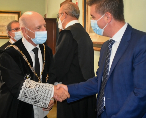 El presidente de la Diputación de Albacete saludando al presidente del TSJCLM en el acto de Apertura de Tribunales