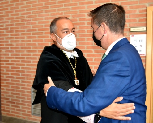 El presidente provincial, Santi Cabañero, junto al rector de la UCLM, Julián Garde, tras la inauguración del Curso Académico de la UCLM