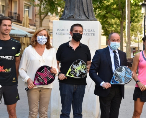 El presidente de la Diputación, Santi Cabañero, junto a la consejera de Deporte, Rosana Rodríguez, al alcade de Albacete, Emilio Sáez y, entre ...