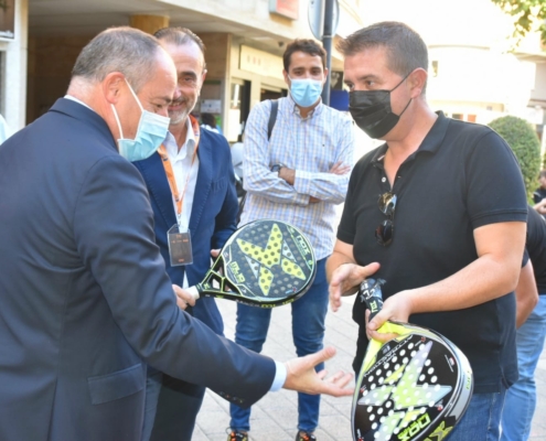 El presidente provincial, Santi Cabañero, junto al alcalde de la capital, Emilio Sáez empuñando las raquetas de pádel