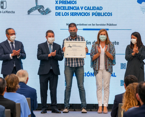 El técnico del Servicio de Medio Ambiente de la Diputación de Albacete, Juan Pedro Martínez, recibe el premio de manos del presidente de Castil ...