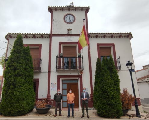 El vicepresidente de la Diputación, el alcalde y el teniente de alcalde de Robledo posan ante el Ayuntamiento de la localidad