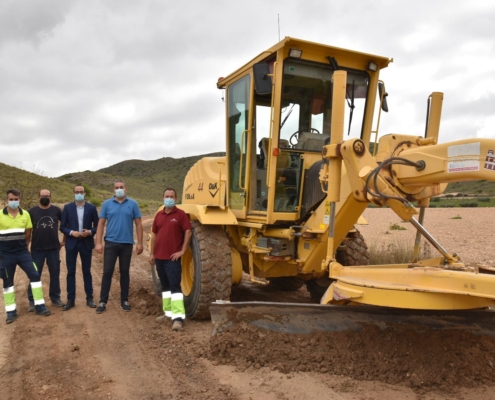 El vicepresidente de la Diputación, junto al alcalde y al edil de caminos de Ontur, y a varios operarios del Parque Móvil