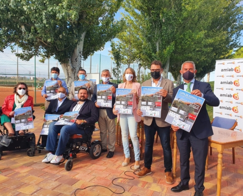 Foto de familia posando con el cartel del Trofeo Ciudad de Albacete de Tenis Silla de ruedas, en la que aparece el vpdte. provincial, Juanra Amore ...