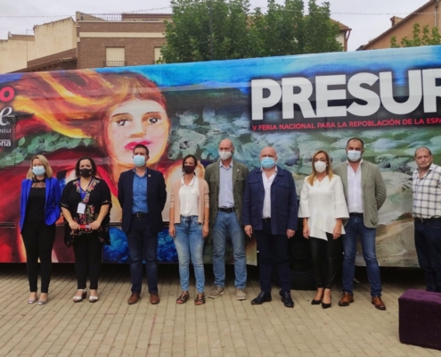 Foto de familia en la 'mesa inaugural' de las Jornadas Repoblando desde la sostenibilidad celebradas en Elche de la Sierra