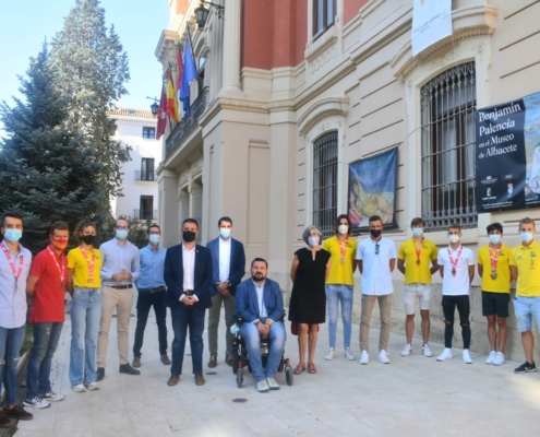 La Diputación de Albacete recibe la visita de los y las protagonistas del mejor Triatlón provincial