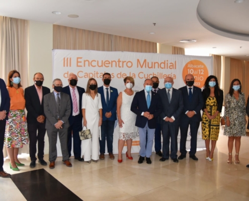 Foto de familia de autoridades en la comida de Hermandad y entrega de premios de APRECU