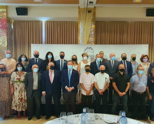 Foto de familia de autoridades y premiados en la comida de Hermandad y entrega de premios de APRECU