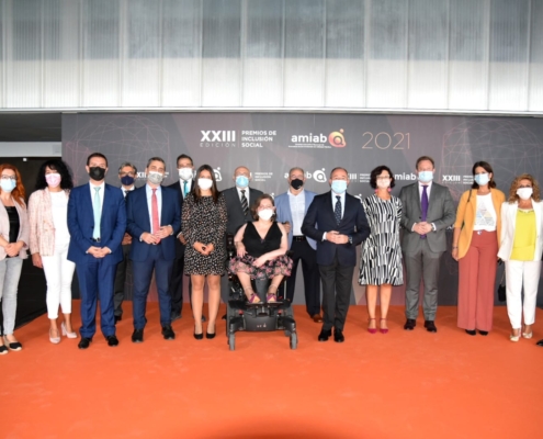 Foto de familia de la entrega de los XXIII Premios Inclusión Social de AMIAB