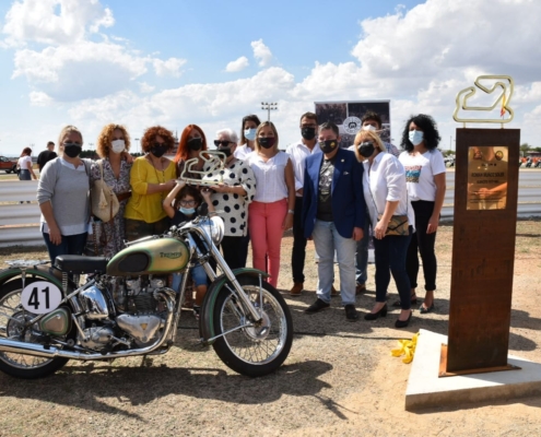 Foto de familia del acto homenaje a Román Muñoz