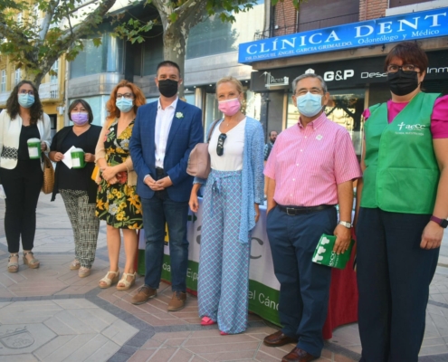 Foto de la familia de la Mesa de Cuestación instalada en el Paseo de la Libertad