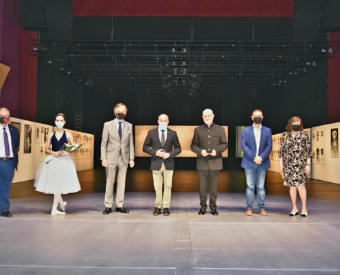 Foto de familia de la inauguración de 'Self Portait. Autorretrato Sanitario'