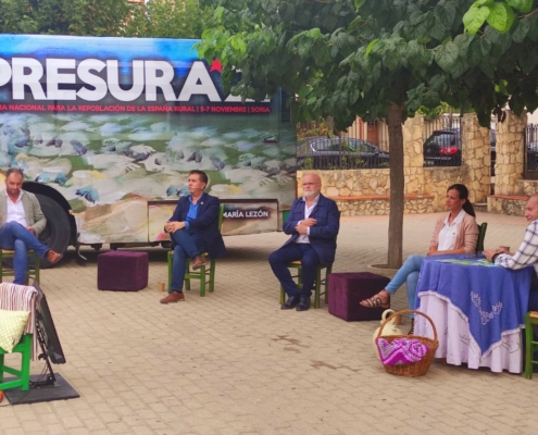 Imagen de la 'mesa inaugural' de las Jornadas Repoblando desde la sostenibilidad celebradas en Elche de la Sierra