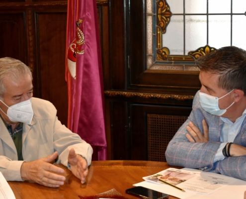 Imagen del presidente de la Diputación escuchando al presidente de la UDP Don Quijote