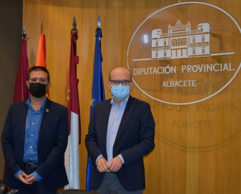 Imagen del presidente de la Diputación y del diputado de Sanidad durante presentación de la I Convocatoria de Investigación Sanitaria y Sociosa ...